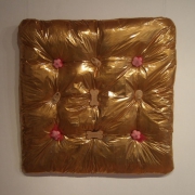 "Goldkissen" mit Betonblumen und Hunde Kauartikeln