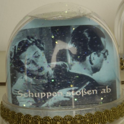 Schüttelkugel "Schuppen stoßen ab"